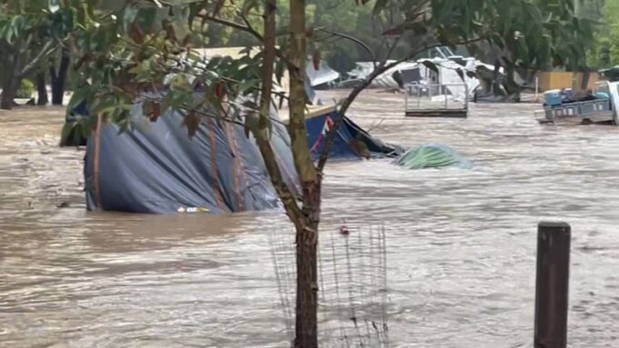 Escenas increíbles cuando los autos fueron arrastrados al mar después de una inundación repentina