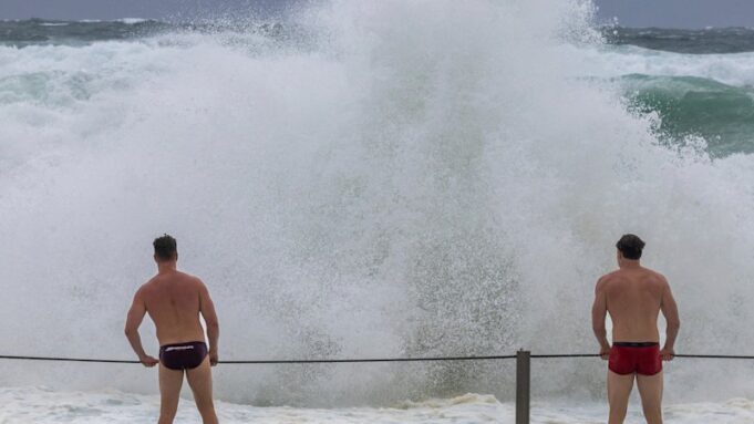 Las playas de Sydney cerraron cuando olas salvajes azotaron la costa de Nueva Gales del Sur: Newcastle, Brontë y Bondi cerraron
