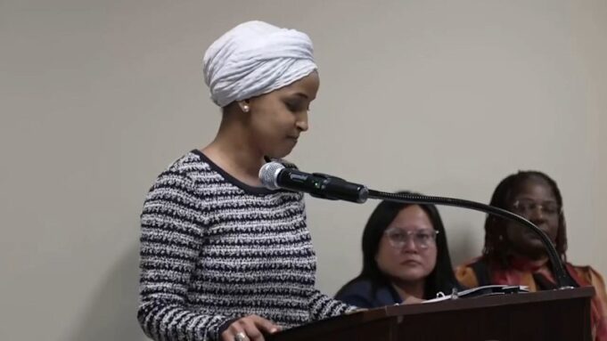 Político de Minnesota rociado con sustancia misteriosa durante un evento público