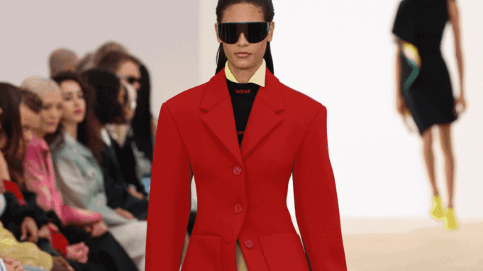 Las principales tendencias de moda de 2026: los zuecos y el glamour de los 80 están de moda