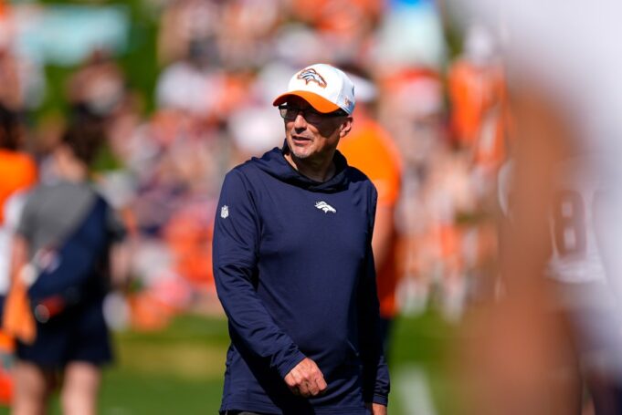 Los Bills contratan al asistente ofensivo de los Broncos, Pete Carmichael, como OC, dice una fuente