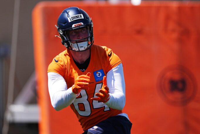 Los Broncos elevan al WR Elijah Moore y al TE Caleb Lohner contra los Bills