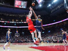 David Adelman recurre a DaRon Holmes II como el tercer pívot de los Nuggets en Toronto