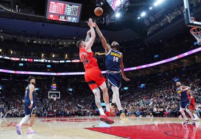 David Adelman recurre a DaRon Holmes II como el tercer pívot de los Nuggets en Toronto
