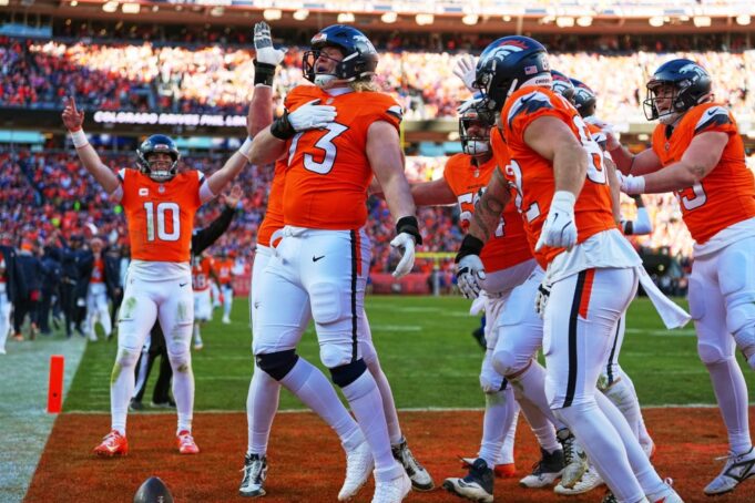 MIRAR: El OL de los Broncos, Frank Crum, anota un touchdown contra los Bills