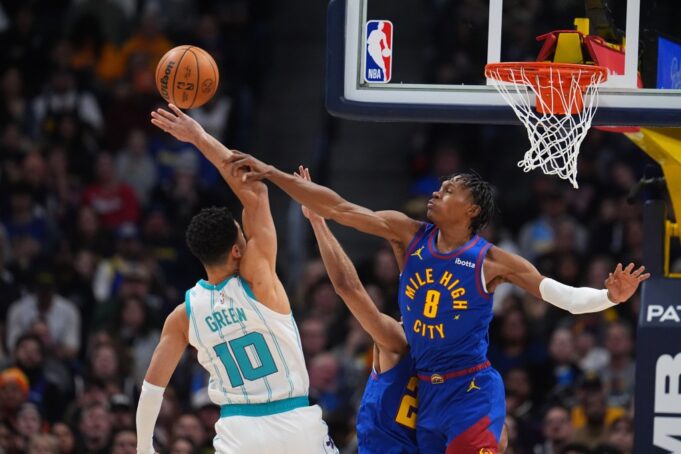 Los Nuggets son derrotados por los Hornets seguidos