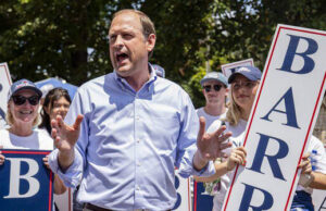 Barr pierde terreno en la carrera por el Senado de Kentucky, una encuesta falsa afirma que Trump es impopular