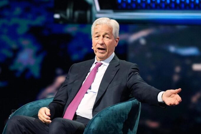 Trump demanda a JPMorgan por 5 mil millones de dólares, alega que el banco cerró sus cuentas