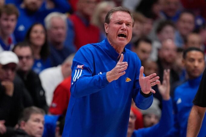 El entrenador Bill Self no viaja con Kansas No. 19 a CU después de ir al hospital, dice la escuela