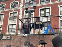 Un automóvil se estrella repetidamente contra la sede mundial de Jabad en Brooklyn