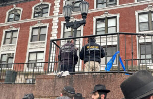 Un automóvil se estrella repetidamente contra la sede mundial de Jabad en Brooklyn