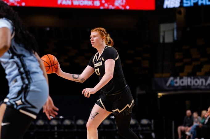 El baloncesto femenino de los Colorado Buffs pierde ante la UCF