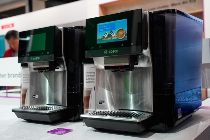 Los productos CES ‘peores del espectáculo’ incluyen refrigeradores con IA, acompañantes con IA y timbres con IA