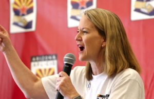 Kris Mayes, fiscal general demócrata de Arizona: Los ‘agentes’ de ICE no son ‘verdaderas fuerzas del orden’