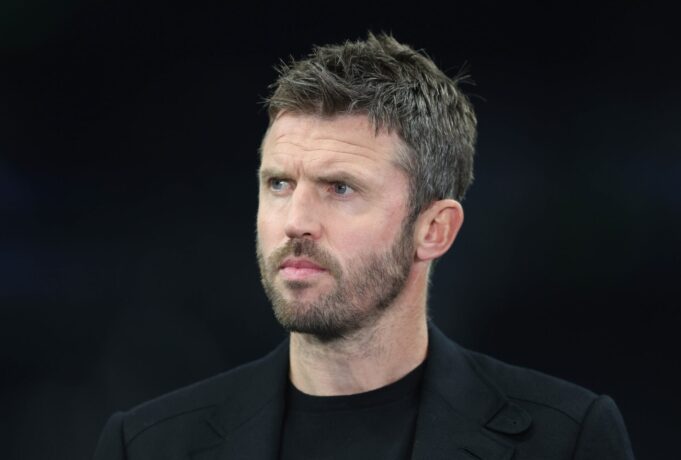 Los fanáticos del Manchester United muestran un apoyo real a Michael Carrick como rival de Ole Gunnar Solskjaer