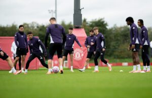 Shea Lacey reacciona cuando el joven del Man Utd anuncia su salida permanente después de 14 años en el club