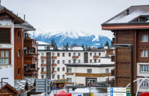 Número de muertos en clubes nocturnos suizos supera los 40, la investigación gira en torno a los fuegos artificiales en interiores