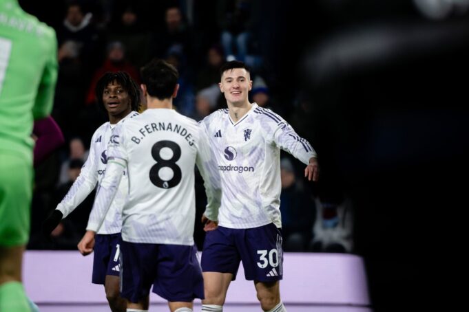Tim Sherwood responde brutalmente después de que Benjamin Sesko lo hiciera parecer tonto con la burla de “jugar con uno menos” en el medio tiempo.
