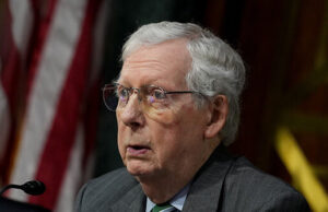 Los políticos de carrera como McConnell deberían ser “expulsados del cargo”