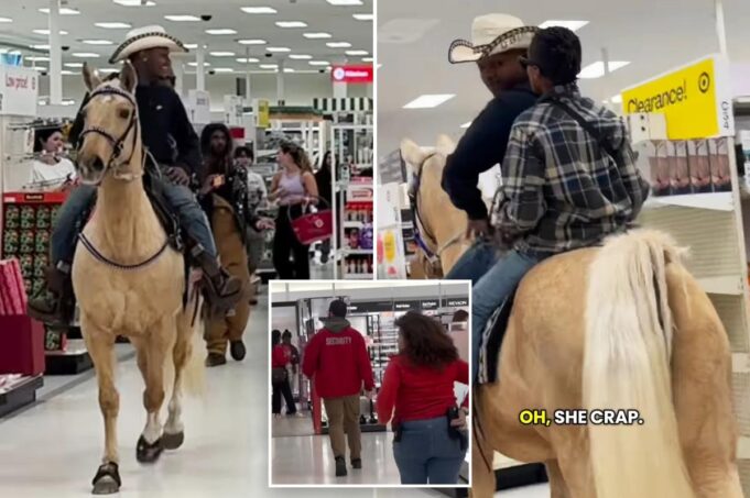 Un vaquero galopa a través de Target a caballo dejando que el personal limpie el desorden