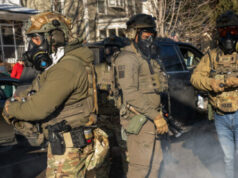 El agente de ICE que mató a tiros a una mujer sufrió una hemorragia interna