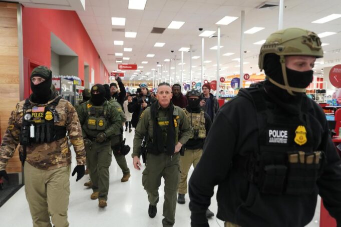 Las empresas enfrentan presión para responder al ICE y al mismo tiempo son blanco de él