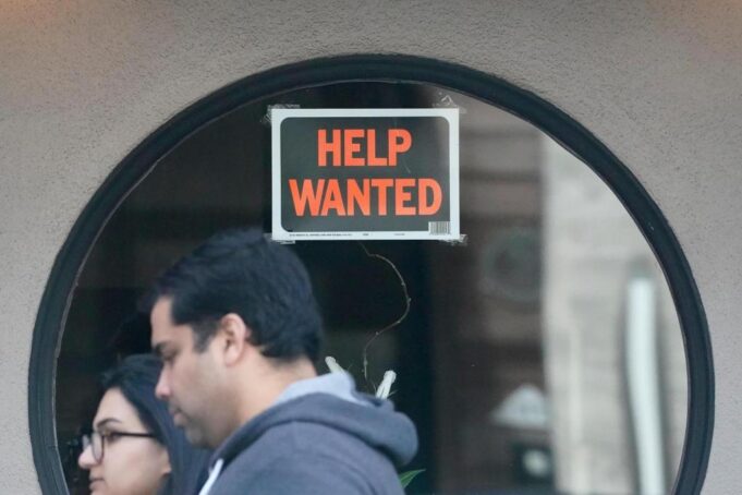 Un poco más de estadounidenses solicitaron prestaciones por desempleo en la última semana de 2025, pero los despidos siguen siendo bajos