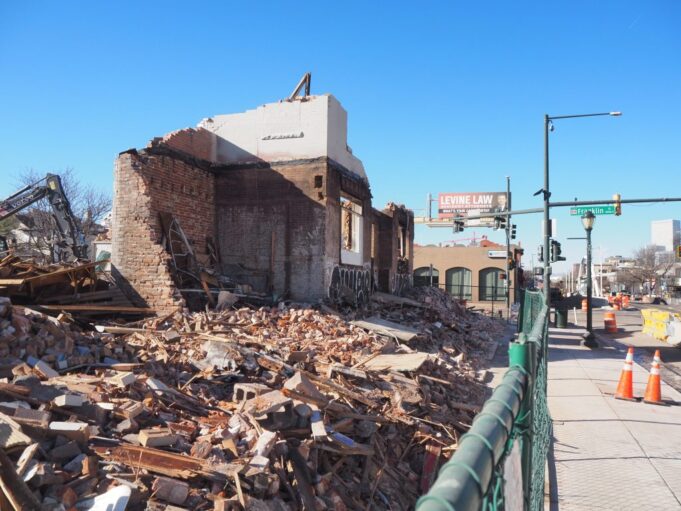 Demolidos edificios históricos en Denver a lo largo de East Colfax
