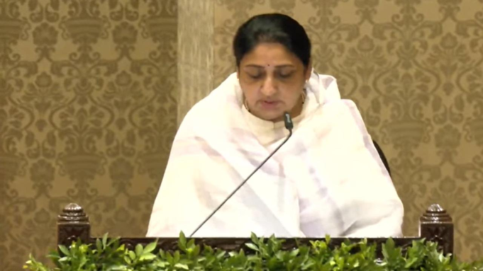 Sunetra Pawar presta juramento como viceministra principal de Maharashtra
