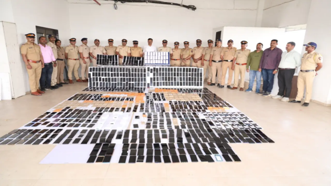 La policía de Mumbai recupera 1.650 móviles perdidos y robados en Uttar Pradesh
