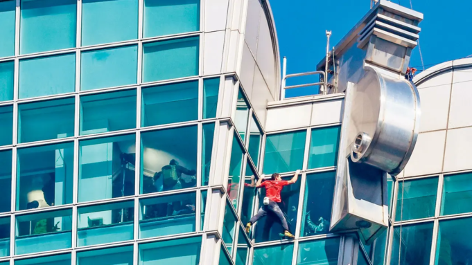 El escalador Alex Honnold escala el rascacielos Taipei 101 sin cuerdas