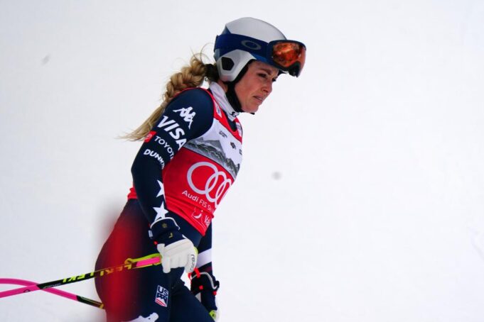 Lindsey Vonn salió cojeando tras una caída en la última carrera de descenso antes de los Juegos Olímpicos de Milán Cortina