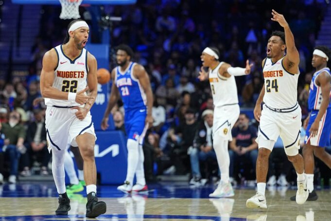 Zeke Nnaji brinda apoyo a los Nuggets en el centro con Jokic y Valanciunas fuera