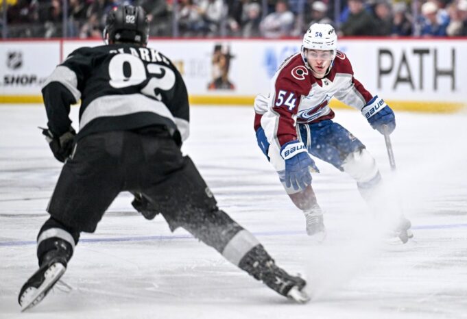 El novato de Avalanche, Gavin Brindley, trabajando en su rutina de novato