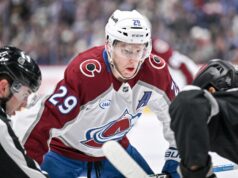 Nathan MacKinnon anota el gol número 400 de la NHL para Colorado Avalanche