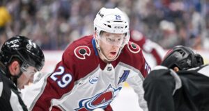 Nathan MacKinnon anota el gol número 400 de la NHL para Colorado Avalanche