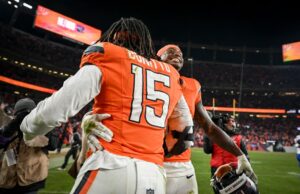 Nik Bonitto y Malcolm Roach destruyen a los Bills