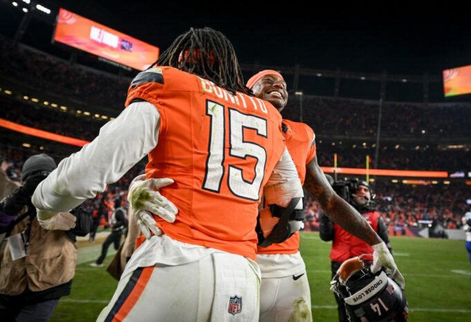 Nik Bonitto y Malcolm Roach destruyen a los Bills