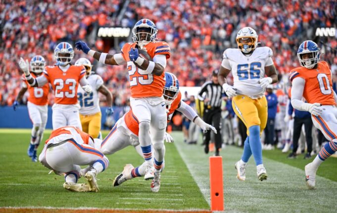 Los Broncos vencieron a los Chargers, se aseguraron el primer puesto y emprendieron la búsqueda del Super Bowl