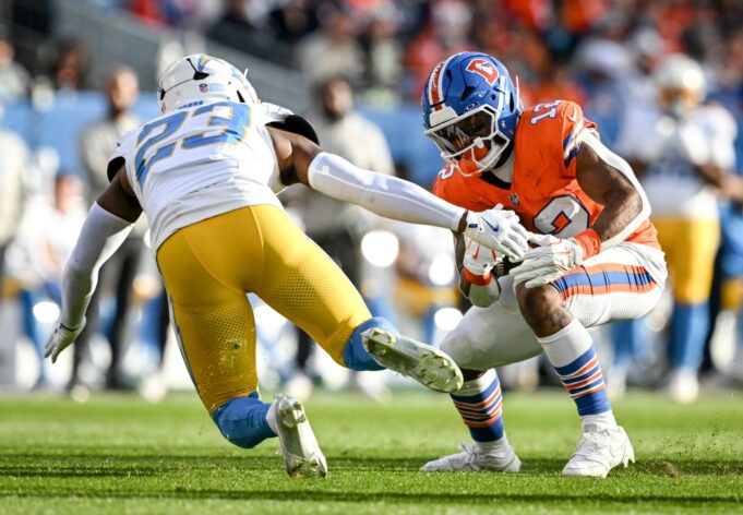 El safety de los Chargers, Tony Jefferson, ataca a los Broncos después de la victoria de Denver