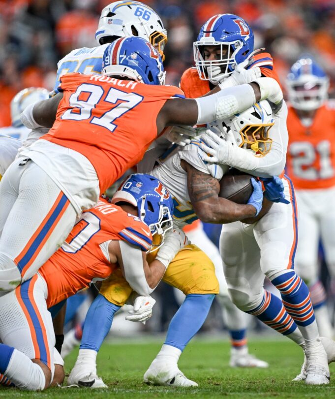 La defensa rápida de los Broncos enfrenta el desafío más difícil hasta el momento: “Será mejor que detengamos la (maldita) carrera”