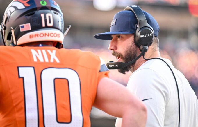 El entrenador de mariscales de campo de los Broncos, Davis Webb, se retira de la búsqueda de Raiders HC