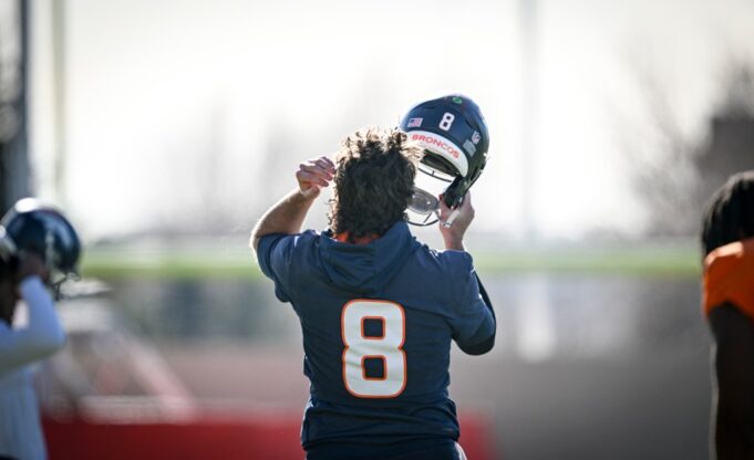 La línea ofensiva de los Broncos brinda seguridad al QB suplente Jarrett Stidham en el Campeonato de la AFC