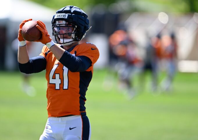 Los Broncos designan al ILB Drew Sanders para regresar de la lista de reservas lesionados
