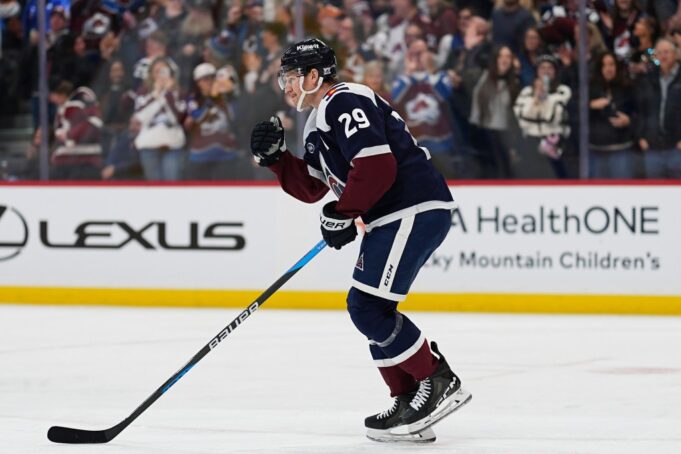 Avalancha derriba a los blues en la victoria por 6-1 detrás del gol número 400 de la NHL de Nathan MacKinnon