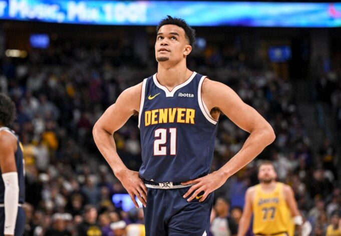 ¿Firmarán los Nuggets a Spencer Jones? El lateral bidireccional podría tener que perderse los partidos primero