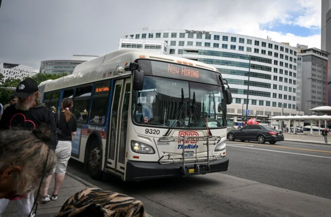 Transporte público de RTD al partido de playoffs divisional de la AFC de los Broncos