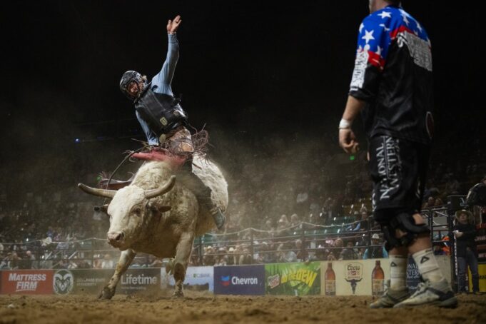 El jinete de toros PRCA Tyler Kippes compite en el National Western Stock Show