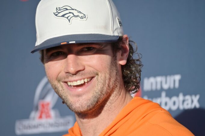 El QB1 de facto de los Broncos, Jarrett Stidham, ignora la mayor atención