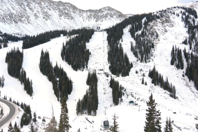 Arapahoe Basin pospone el requisito de reserva de estacionamiento debido a las condiciones de nieve